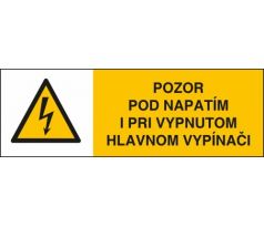 č. 22 Pozor pod napätím i pri vypnutom hlavnom vypínači 105x35 mm